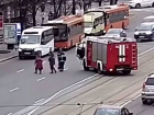 Умилительные кадры. Пожарные пришли на помощь старушке на дороге