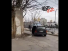 В Кишиневе молодые парни на машине намеренно пытались задавить бомжа