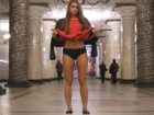 Юная блондинка задрала платье в метро для борьбы с извращенцами: необычное видео