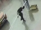 Курьезная "битва" мужчины с опущенным шлагбаумом в Комрате попала на видео
