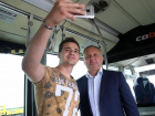 Удивленные пассажиры эконом-класса рейса в Будапешт сделали селфи с Игорем Додоном