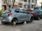 Издевательство над припаркованным автомобилем совершили "подъездные" преступники в Кишиневе