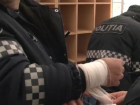 Разъяренный водитель искусал полицейского в Кишиневе и попал на видео