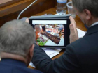 Поймали на горячем: депутаты парламента на заседании жадно "поглощали" прожаренное мясо