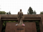 Владимир Воронин не стал возлагать цветы к памятнику Ленина, а его сын обругал журналистов