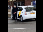 На Чеканах таксист "сделал пи-пи" прямо посреди улицы, не стесняясь очевидцев
