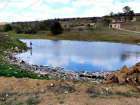 Озеро в Яловенском районе превратилось в загаженную мусором лужу