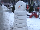 «Слепили из того, что было»: работники автомойки сделали снежную бабу из шин