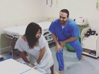 Танцующий доктор заставил отжигать с ним под музыку беременных, чтобы облегчить им роды