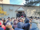 В Кошницу в автобусах привезли более 200 человек, заставляя их проголосовать за Шора за деньги