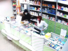 Вооруженный бандит напал на женщину в столичной аптеке
