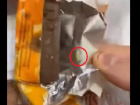 Жирный червяк продегустировал шоколадные конфеты, которые купил гражданин