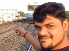 Любитель селфи с улыбкой снял на видео, как его ужасно сбивает поезд 