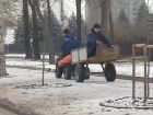 Необычный метод разбрасывания песка на столичные тротуары снял на видео житель Кишинёва