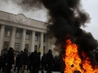 Националисты сожгли под Радой флаг России, произошли столкновения