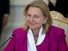 Австрийский министр, танцевавшая с Путиным на свадьбе, потеряла сознание в Альпах