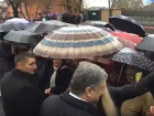 Курьезное видео: блондинка попыталась зонтиком проткнуть глаз Порошенко