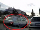 Таксист на встречной полосе "подрезал" легковушку в Кишиневе