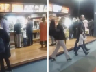 Игорь Додон наравне со всеми отстоял в в очереди за попкорном в кинотеатре