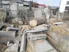 Реставрация еврейского кладбища обернулась лесозаготовками: в процессе рубки деревьев повреждено более сотни надгробий  