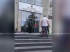 Захотел в тюрьму: мужчина напал на дверь в Дом правительства в Кишиневе