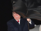 «Ловит сигналы КГБ»: борьбу Трампа с зонтом высмеяли американцы