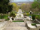 Двое юношей полезли в фонтан в парке Валя Морилор в Кишиневе