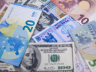 Доллар дешевеет, евро продолжает расти: курсы валют на выходные 