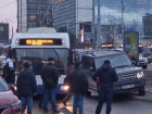 В Кишиневе по-хамски припаркованный автомобиль перекрыл дорогу общественному транспорту  