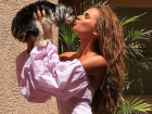 Полуобнаженная секс-бомба Ксения Дели занялась "любовью" с лохматым псом 