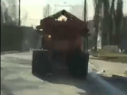 Курьезная обработка сухих дорог в плюсовую температуру в Кишиневе попала на видео 