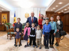 Игорь Додон провёл экскурсию для 260 детей из социально уязвимых семей