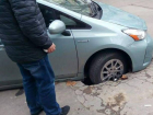 Жуткая карма: автомобиль провалился под асфальт на тротуаре в центре Кишинева