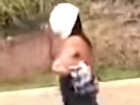 Прогулку обнаженной девушки с юбкой на голове вдоль трассы сняли на видео