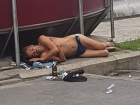 Голого мужчину, "загорающего" на тротуаре, высмеяли жители Кишинева