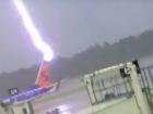Чудовищный удар молнии в лайнер и сотрудника аэропорта попал на видео 
