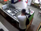 Зашел в пустую кебабную и вышел с телефоном: действия злоумышленника зафиксировали камеры наблюдения 