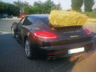 Porsche, столкнувшись в Чимишлии, "искупался" в сене