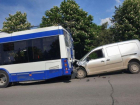 Авария в Ставченах - автомобиль влетел в троллейбус, оба транспортных средства сильно повреждены