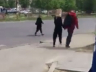 Провинившуюся девушку с пакетом на голове "выгулял" кишиневец на видео 
