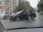 На одной из улиц Кишинёва произошёл жёсткий конфликт между неадекватным водителем и пытавшимися его остановить пешеходами