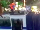 Борьбу водителя с пожаром на крыше троллейбуса в Кишиневе сняли на видео