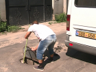 Микроавтобус сбил мужчину в Кишиневе из-за открытого люка