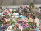 Композиции из искусственных цветов на кладбище являются настоящей экологической бомбой