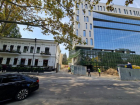 Контрасты Кишинева - два соседних здания, а какая разница в сохранении одного и в "преобразовании" другого