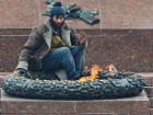 Бородатый мужчина, гревшийся на Вечном огне в Одессе, вызвал прилив ненависти горожан к украинской власти