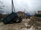Грузовик провалился в яму на улице с красивыми особняками в пригороде Кишинева