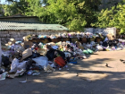 "Мерзко пахнущие" горы мусора в Кишиневе запечатлели возмущенные горожане