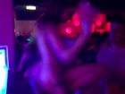 Обнаженная сексуальная девушка на стойке бара опозорилась после поцелуя парня в живот: курьезное видео