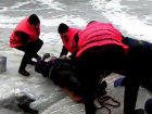 Сотрудники ГИЧС спасли рыбака, провалившегося под лед Гидигича